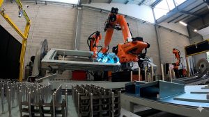 braccio robotico che salda