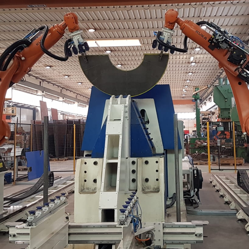 braccio robotico che assembla