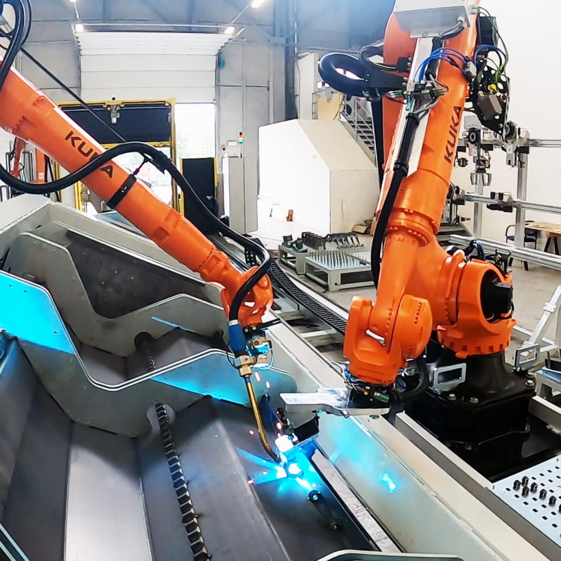 braccio robotico che salda